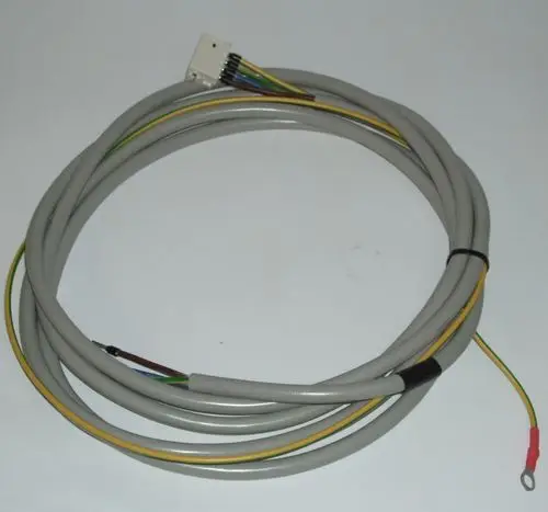 Graues Netzkabel mit mehreren farbigen Drähten und einem Anschlussstecker. Eines der Kabel hat eine Ringöse. Produkt von Daikin.